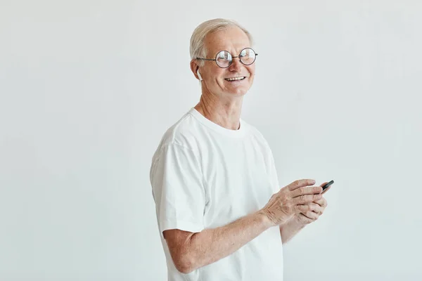 Homem sênior moderno com Smartphone — Fotografia de Stock