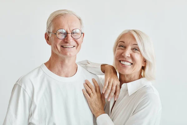 Mosolygó idős pár fehér — Stock Fotó