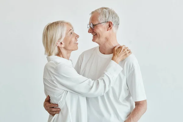 Щаслива старша пара на білому — стокове фото