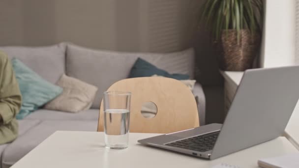 Tracking Linker Weergave Van Laptop Glas Water Het Bureau Thuis — Stockvideo