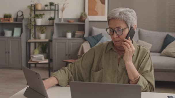 Pecho Ocupado Mayor Mujer Asiática Con Gafas Modernas Sentado Escritorio — Vídeos de Stock