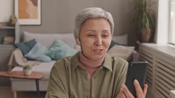 Chest Cámara Lenta Mujer Asiática Mayor Feliz Con Auriculares Inalámbricos — Vídeos de Stock