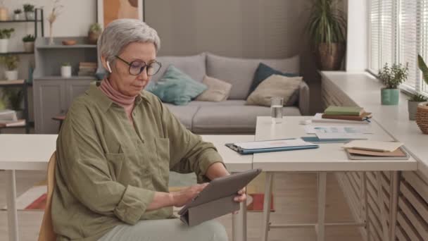Medium Lang Ældre Asiatiske Kvinde Iført Trådløse Øretelefoner Moderne Briller – Stock-video