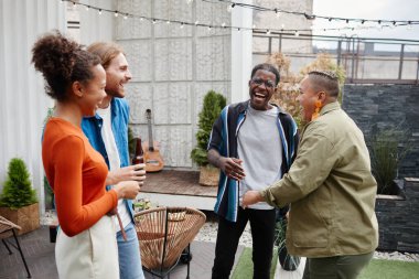 Arkadaşlar Çatıdaki Partide Eğleniyor