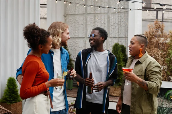 Grupp av vänner på Outdoor Party — Stockfoto