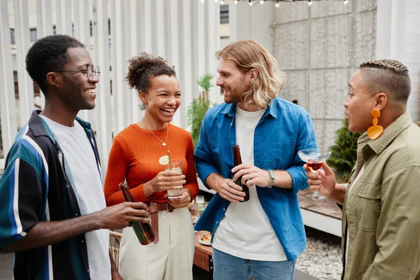 Jóvenes riendo en la fiesta de la azotea — Foto de Stock