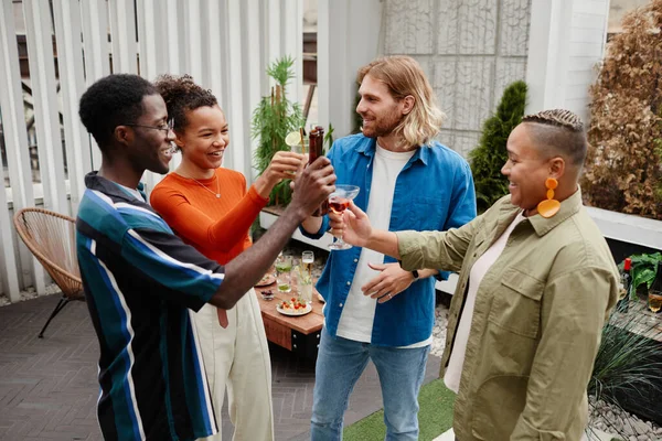 Unga människor njuter av drinkar på takfesten — Stockfoto