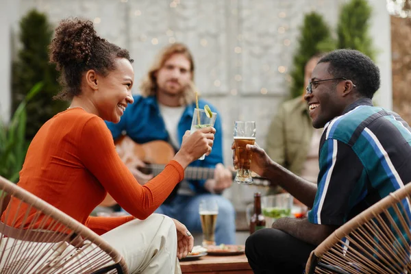 Par som njuter av drinkar på takfesten — Stockfoto