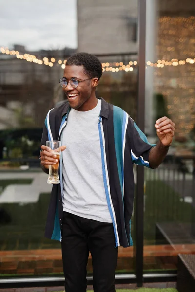 Ung afroamerikan på utomhusfest — Stockfoto