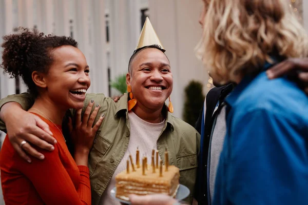 Happy vänner firar födelsedag — Stockfoto