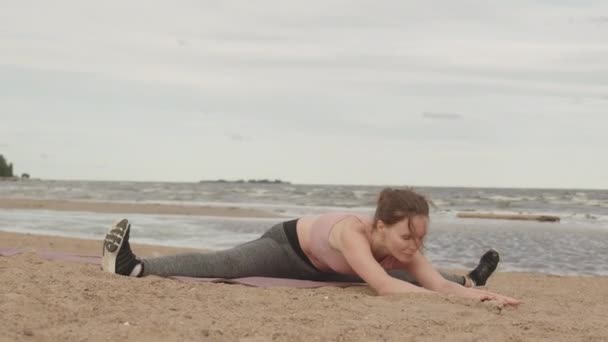 Langzame Shot Van Jonge Sportieve Vrouw Doen Stretching Oefeningen Zitten — Stockvideo