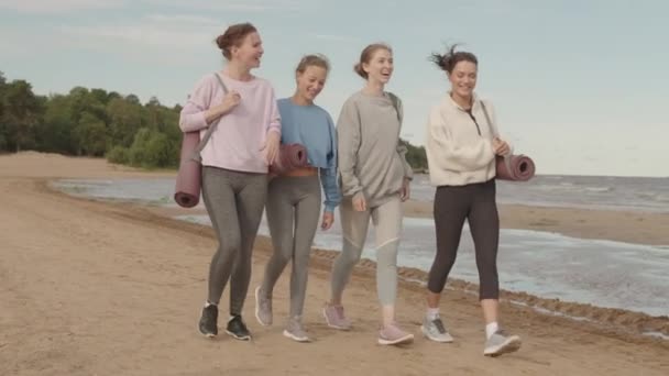 Slowmo Full Length Tiro Quatro Jovens Mulheres Magras Sportswear Carregando — Vídeo de Stock