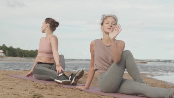 Slowmo Ujęcie Dwóch Młodych Ładnych Białych Kobiet Relaksujących Się Podczas — Wideo stockowe