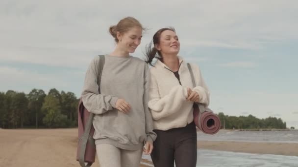 Langzaam Medium Shot Van Twee Jonge Vrolijke Vrouwen Met Gerolde — Stockvideo