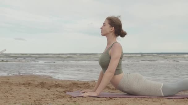 Langzame Shot Van Jonge Blanke Vrouw Sportkleding Oefenen Yoga Alleen — Stockvideo