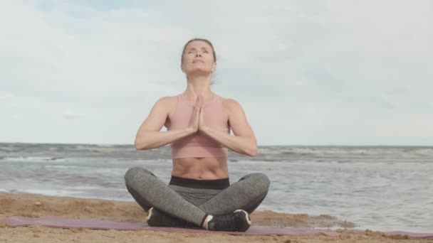 Stab Shot Van Jonge Fitte Vrouw Sportkleding Zittend Yoga Mat — Stockvideo