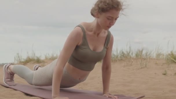 Kafkasyalı Genç Bir Kadının Spor Kıyafetleriyle Yoga Minderinde Asanas Yaparken — Stok video