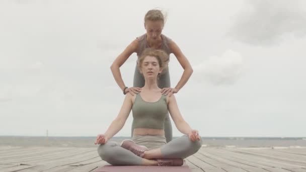 Langzaam Schot Van Jonge Blanke Vrouw Zittend Lotus Poseren Oefenen — Stockvideo