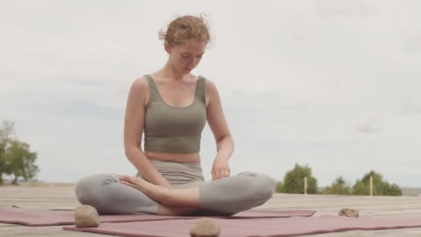 Langzaam Schot Van Jonge Geconcentreerde Vrouw Lotus Poseren Mediteren Alleen — Stockvideo