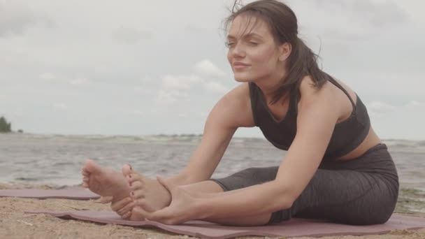 Langzame Shot Van Aantrekkelijke Brunette Vrouw Sportkleding Oefenen Strand Yoga — Stockvideo