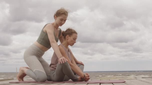 Lento Disparo Joven Mujer Delgada Que Tiene Entrenamiento Estiramiento Aire — Vídeo de stock