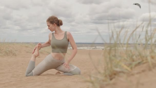 Slowmo Aufnahme Einer Jungen Gesunden Frau Beim Taubenposieren Auf Sand — Stockvideo