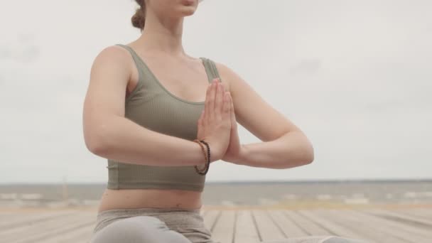 Midsectie Slowmo Schot Van Jonge Vrouw Ademt Diep Mediteren Lotus — Stockvideo