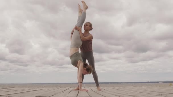 Full Length Shot Van Jonge Vrouw Doen Handstand Houten Pier — Stockvideo