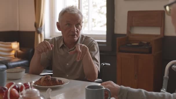 Slowmo Médio Tiro Velho Homem Cabelos Grisalhos Tossir Durante Conversa — Vídeo de Stock