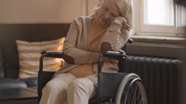 Tilting Slowmo Shot Nurse Covering Sleeping Old Woman Sitting Wheelchair — Stock Video