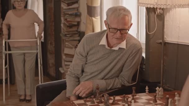 Senior Män Spelar Schack Och Pratar Med Gamla Dam Med — Stockvideo