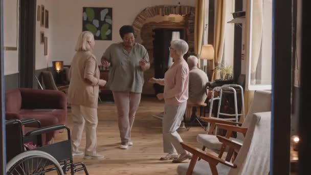 Lento Disparo Feliz Enérgico Ancianas Divirtiéndose Mientras Bailan Con Música — Vídeo de stock