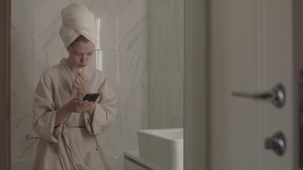 Średnie Ujęcie Pięknej Młodej Białej Kobiety Szlafroku Ręczniku Głowie Pomocą — Wideo stockowe