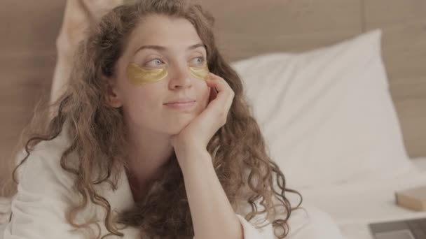Medium Närbild Vackra Unga Kaukasiska Kvinna Badrock Med Guld Ögon — Stockvideo
