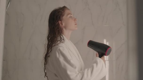 Média Tiro Atraente Jovem Caucasiana Roupão Banho Usando Secador Cabelo — Vídeo de Stock