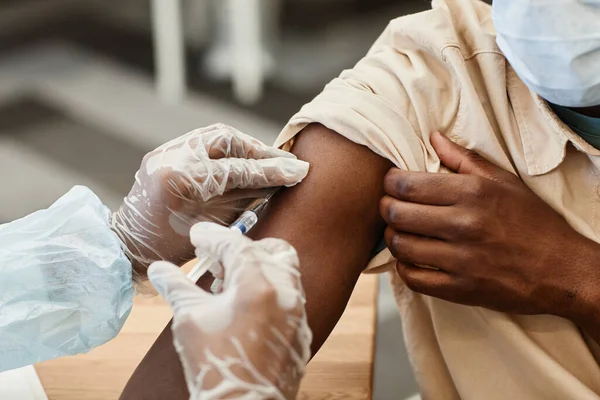 Wstrzyknięcie szczepionki przeciwko koronawirusowi — Zdjęcie stockowe