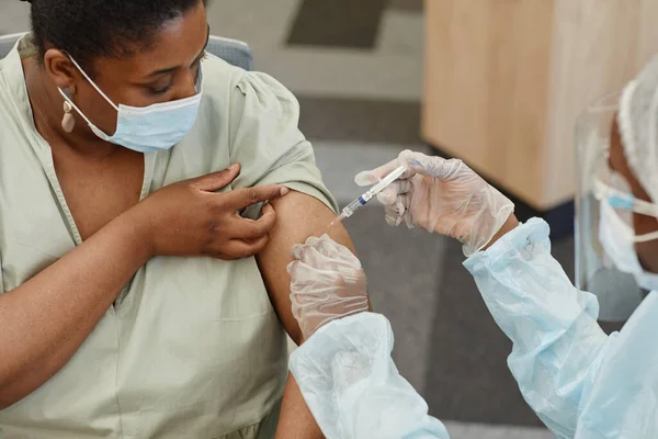 Impfstoff gegen Coronavirus injizieren — Stockfoto