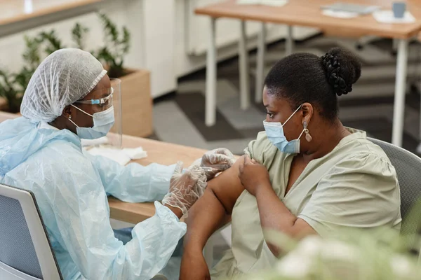 Svart kvinna som vaccineras — Stockfoto