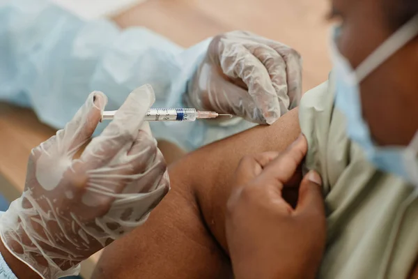 Femme afro-américaine se faire vacciner — Photo