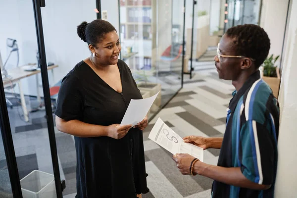 Zakenvrouw stelt vragen aan haar collega — Stockfoto