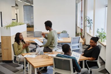 Açık Alan Ofisinde Çalışan İş Adamları