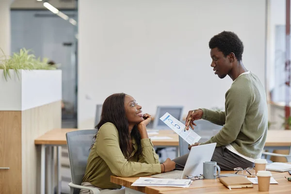 Femme d'affaires en regardant parler collègue — Photo