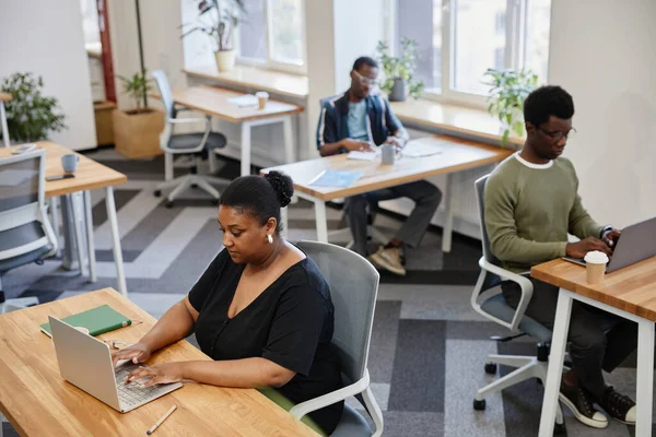 Zakenvrouw huren Bureau in Coworking Center — Stockfoto