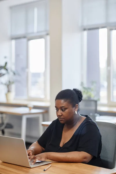 Vrouwelijke ondernemer Werken op laptop — Stockfoto