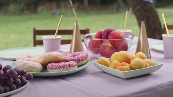 Links Van Kommen Met Fruit Bord Met Donuts Papieren Bekers — Stockvideo