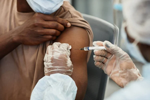 Infirmière donnant coup de feu du vaccin — Photo