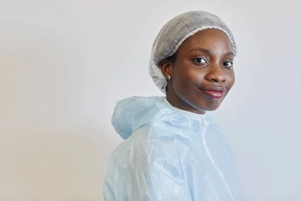 Zweterige jonge glimlachende medische verpleegster — Stockfoto