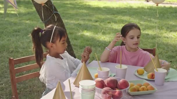 Hoge Hoek Van Gemengde Rassen Blanke Meisjes Zitten Aan Feestelijke — Stockvideo