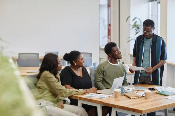 Empresario tímido hablando en la reunión de negocios — Foto de Stock