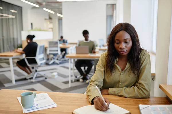 Business Lady Scrivere in Planner — Foto Stock